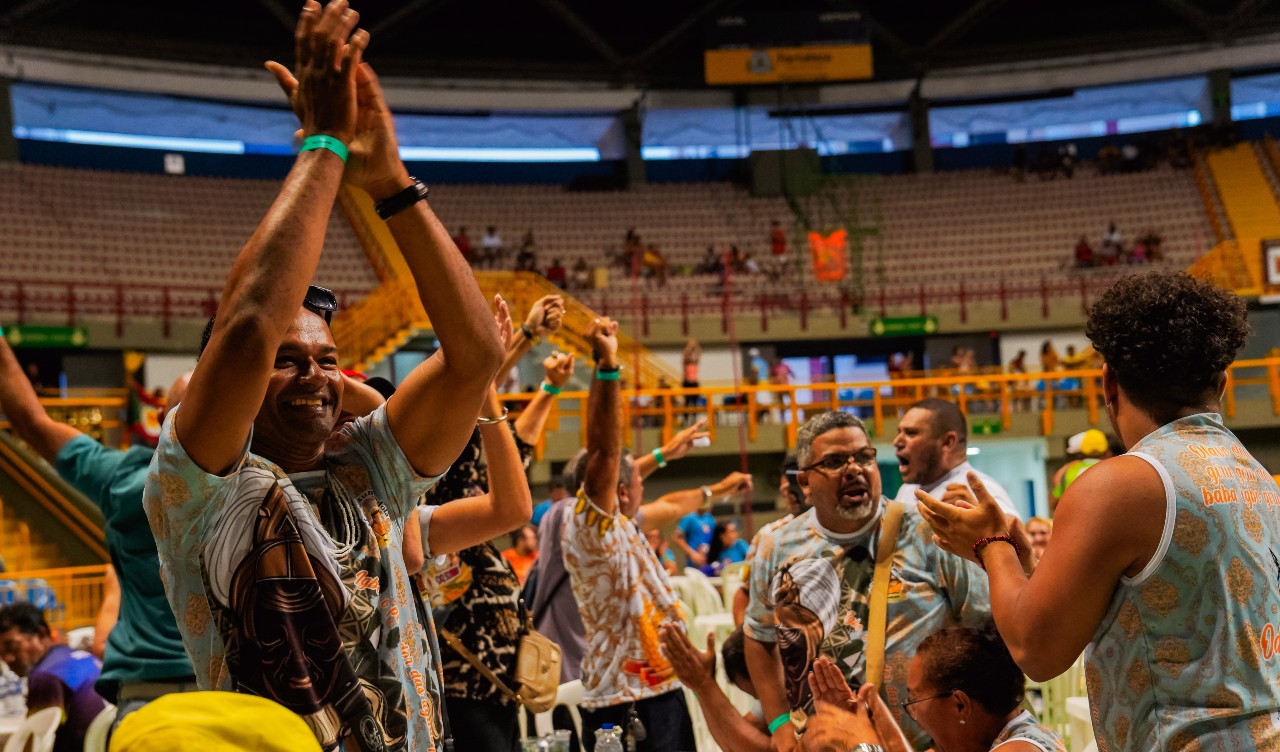 integrantes de uma agremiação comemoram no ginásio paulo sarasate